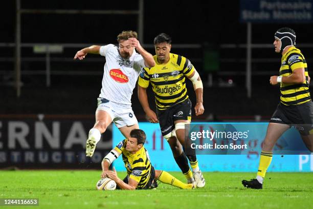 Yoann Laousse Azpiazu of Stade Montois, Michael Faleafa of Stade Montois, Théo Belan of Agen during the Pro D2 match between Stade Montois and SU...