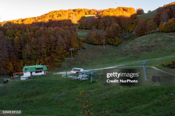 Economic crisis, changing climate in the Apennines, the Terminillo lifts have been completely abandoned for years. Skeletons immersed in the greenery...