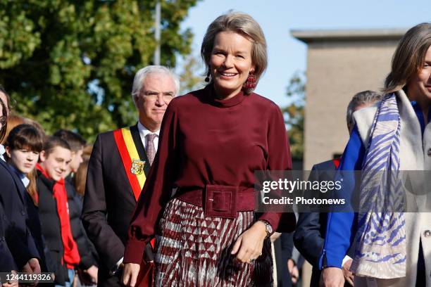 Her Majesty the Queen is visiting the Ter Groene Poorte school in Bruges. The Queen is guided by the students in the bakery, the butcherÕs shop and...