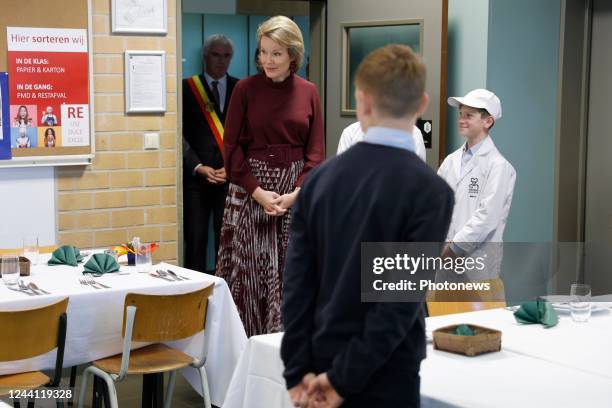 Her Majesty the Queen is visiting the Ter Groene Poorte school in Bruges. The Queen is guided by the students in the bakery, the butcherÕs shop and...