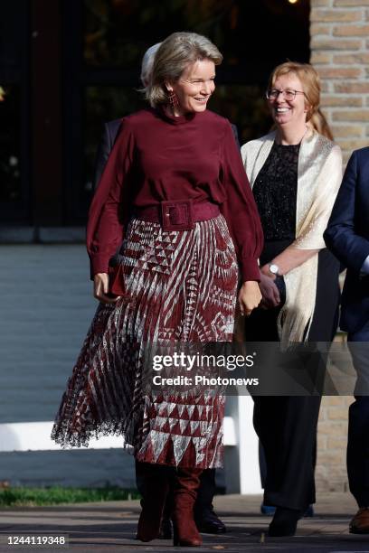 Her Majesty the Queen is visiting the Ter Groene Poorte school in Bruges. The Queen is guided by the students in the bakery, the butcherÕs shop and...