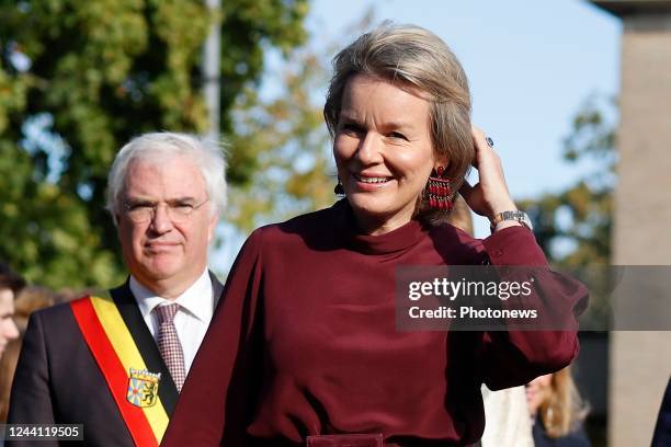 Her Majesty the Queen is visiting the Ter Groene Poorte school in Bruges. The Queen is guided by the students in the bakery, the butcherÕs shop and...