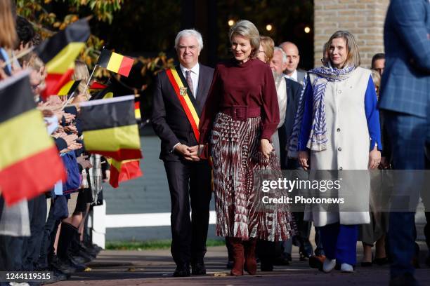 Her Majesty the Queen is visiting the Ter Groene Poorte school in Bruges. The Queen is guided by the students in the bakery, the butcherÕs shop and...