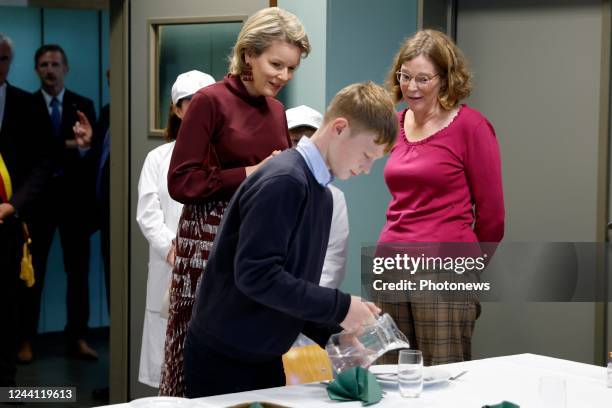 Her Majesty the Queen is visiting the Ter Groene Poorte school in Bruges. The Queen is guided by the students in the bakery, the butcherÕs shop and...