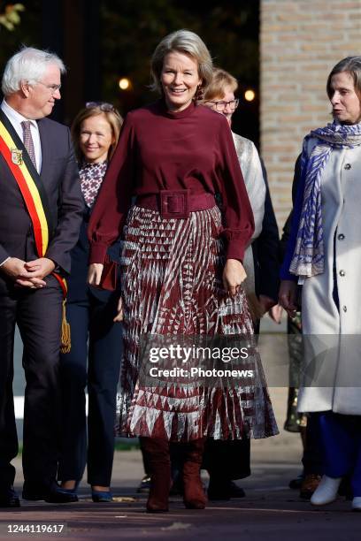 Her Majesty the Queen is visiting the Ter Groene Poorte school in Bruges. The Queen is guided by the students in the bakery, the butcherÕs shop and...