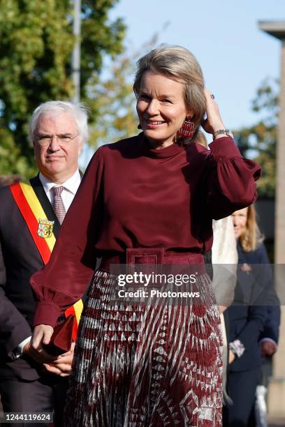 Her Majesty the Queen is visiting the Ter Groene Poorte school in Bruges. The Queen is guided by the students in the bakery, the butcherÕs shop and...