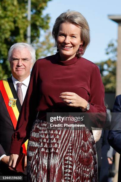 Her Majesty the Queen is visiting the Ter Groene Poorte school in Bruges. The Queen is guided by the students in the bakery, the butcherÕs shop and...