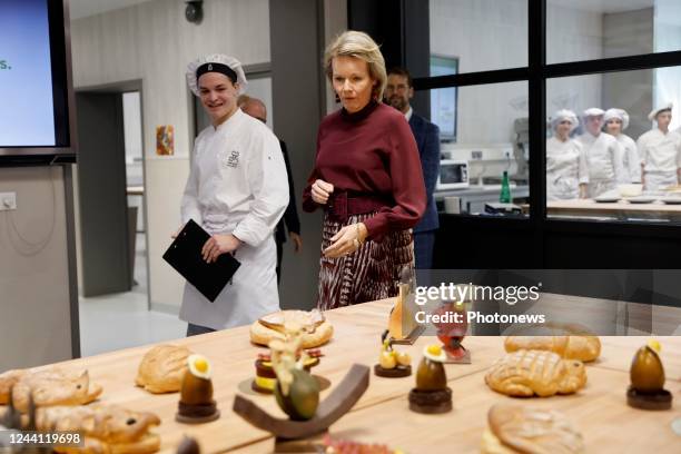 Her Majesty the Queen is visiting the Ter Groene Poorte school in Bruges. The Queen is guided by the students in the bakery, the butcherÕs shop and...