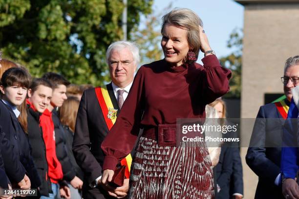 Her Majesty the Queen is visiting the Ter Groene Poorte school in Bruges. The Queen is guided by the students in the bakery, the butcherÕs shop and...