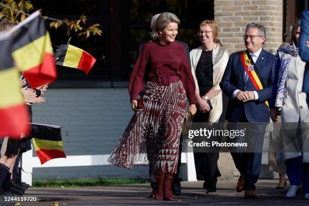 Her Majesty the Queen is visiting the Ter Groene Poorte school in Bruges. The Queen is guided by the students in the bakery, the butcherÕs shop and...