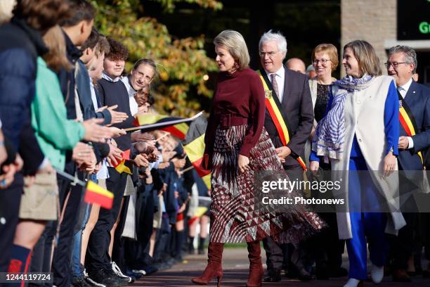 Her Majesty the Queen is visiting the Ter Groene Poorte school in Bruges. The Queen is guided by the students in the bakery, the butcherÕs shop and...