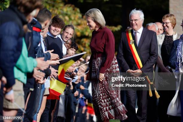 Her Majesty the Queen is visiting the Ter Groene Poorte school in Bruges. The Queen is guided by the students in the bakery, the butcherÕs shop and...