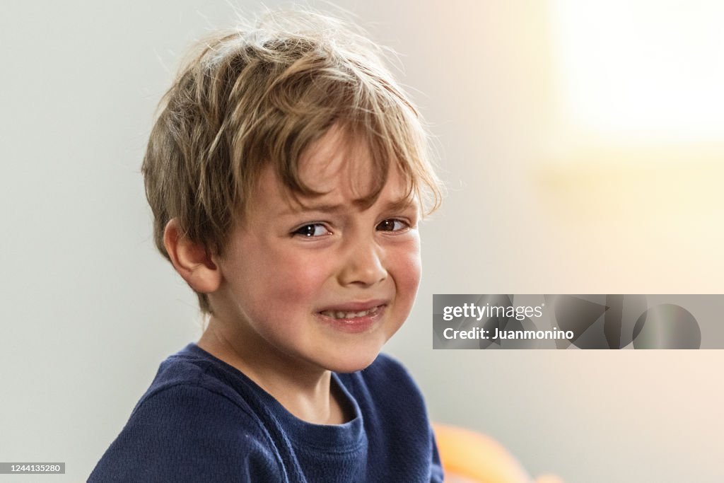 Kind Junge weinen blickend auf die Kamera