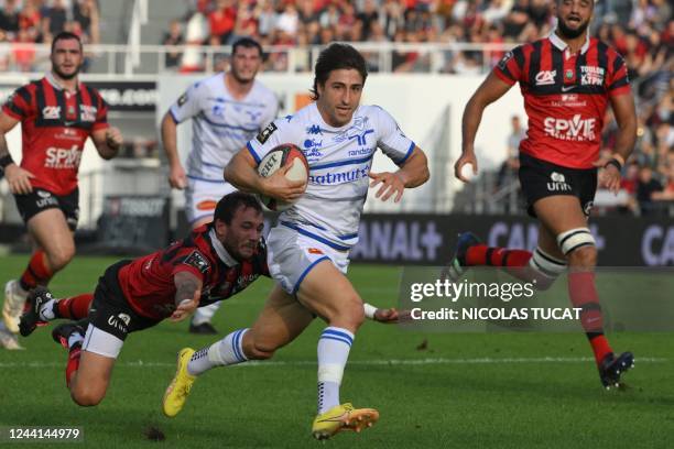 Castres' Uruguayan scrum-half Santiago Arata Perrone runs to score a try during the French Top 14 rugby union match between Toulon and Castres on...