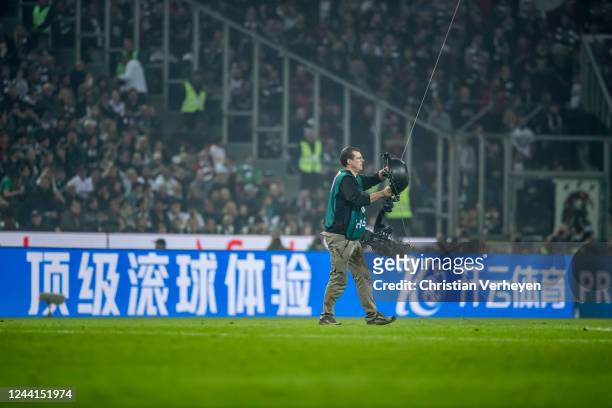 The rope of the Spyder cam fall on the pitch during the Bundesliga match between Borussia Moenchengladbach and SG Eintracht Frankfurt at...