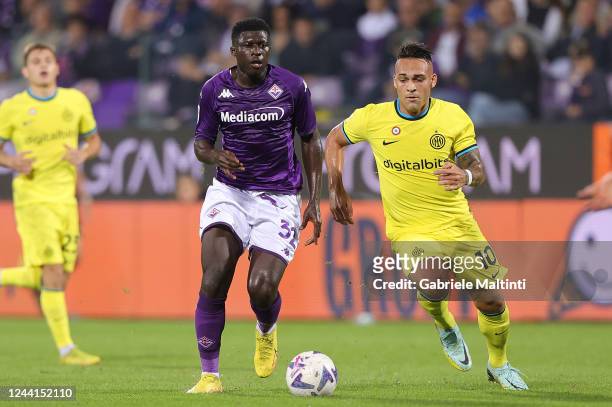 Joseph Alfred Duncan of ACF Fiorentina in action against Lautaro Javier Martínez of FC Internazionale during the Serie A match between ACF Fiorentina...