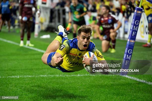 Clermont's French centre Damian Penaud scores a try during the French Top14 rugby union match between ASM Clermont Auvergne and Union Bordeaux-Begles...