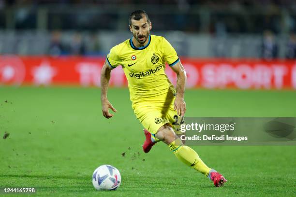 Henrix Mxitaryan of FC Internazionale controls the ball during the Serie A match between ACF Fiorentina and FC Internazionale at Stadio Artemio...