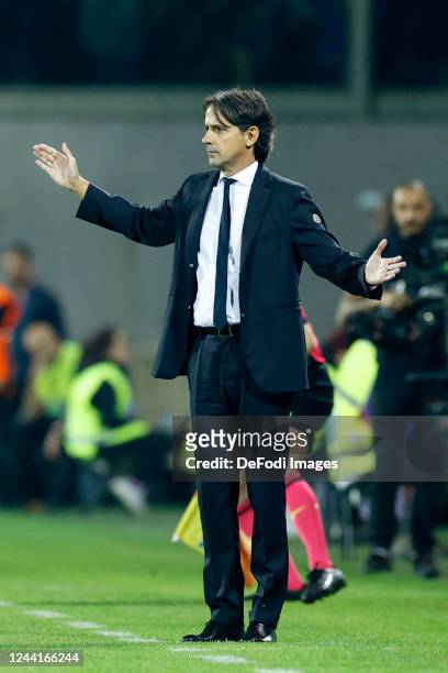Head Coach Simone Inzaghi of FC Internazionale gestures during the Serie A match between ACF Fiorentina and FC Internazionale at Stadio Artemio...