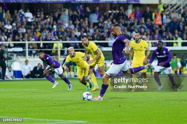 Arthur Cabral of ACF Fiorentina scores first goal during the Serie A match between ACF Fiorentina and FC Internazionale Milan at Stadio Artemio...