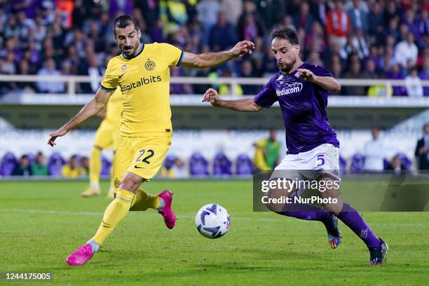 Henrikh Mkhitaryan of FC Internazionale and Giacomo Bonaventura of ACF Fiorentina compete for the ball during the Serie A match between ACF...