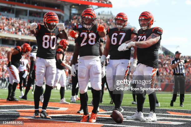 Cincinnati Bengals running back Joe Mixon reacts with wide receiver Mike Thomas , offensive tackle Cordell Volson and offensive tackle Jonah Williams...