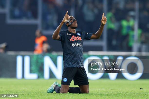 Victor Osimhen of SSC Napoli celebrates after winning the Serie A match between AS Roma and SSC Napoli at Stadio Olimpico on October 23, 2022 in...