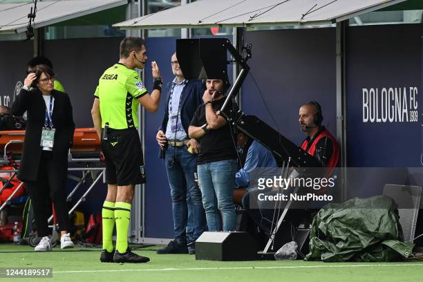 The referee of the match consulting Var during the italian soccer Serie A match Bologna FC vs US Lecce on October 23, 2022 at the Renato Dall'Ara...
