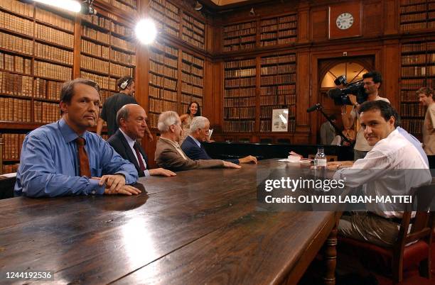 L'ancien directeur de cabinet de Lionel Jospin, Alain Christnacht et le leader indépendantiste de Corsica Nazione, Jean-Guy Talamoni D), attendent le...