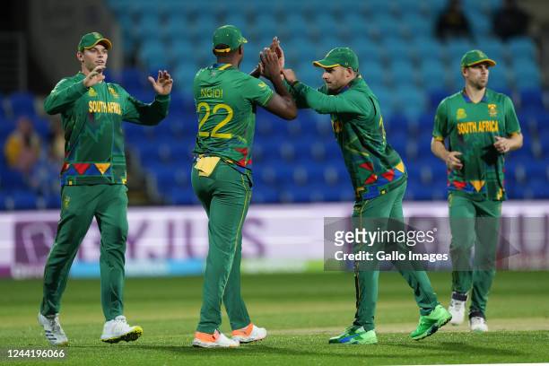 South Africa celebrate a wicket of Zimbabwe during the 2022 ICC Men's T20 World Cup match between South Africa and Zimbabwe at Blundstone Arena on...