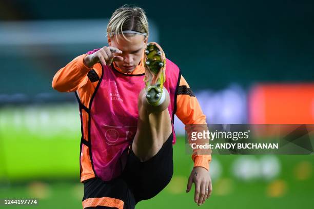 Shakhtar Donetsk's Ukranian forward Mykhaylo Mudryk takes part in a team training session at Celtic Park in Glasgow on October 24 on the eve of their...
