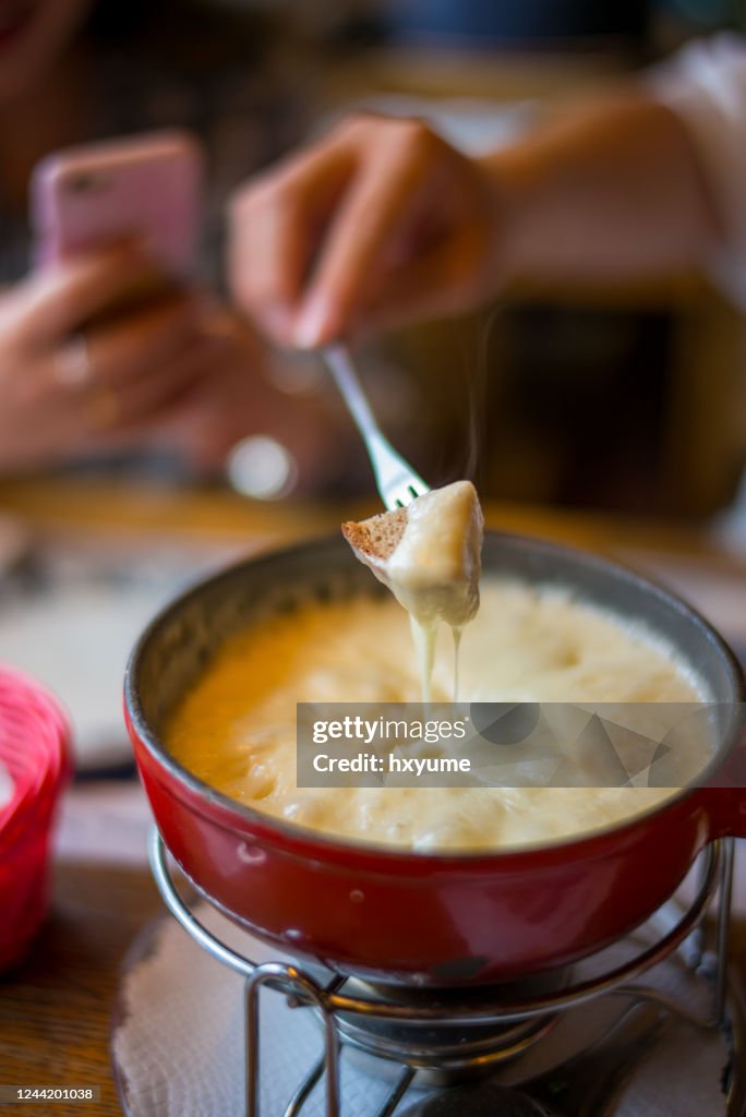 Fondue de queijo suíço na mesa de jantar