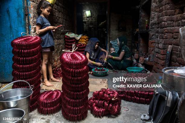 Bangle Making 730 Glass Bangles Stock Photos, High-Res Pictures, and Images - Getty ...