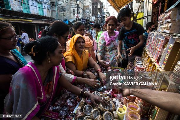 Bangle Making 389 Indian Glass Bangles Stock Photos, High-Res Pictures, and Images ...