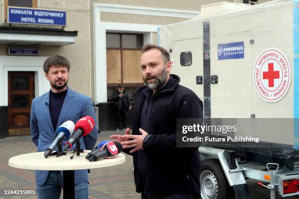 First Deputy Director General of Ukrposhta Oleksandr Pertsovskyi and Director General of the National Committee of the Red Cross Society of Ukraine...