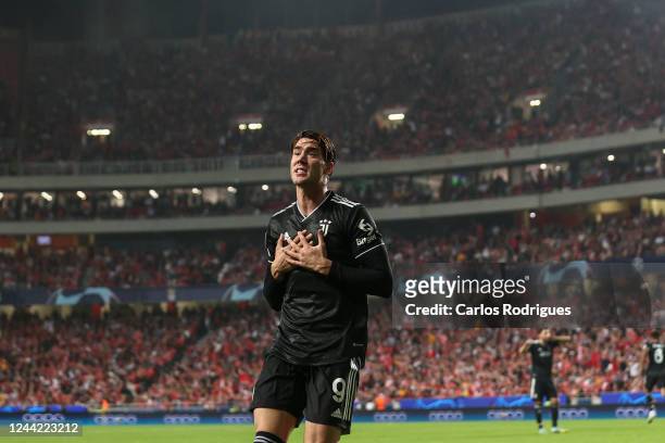 Dusan Vlahovic of Juventus FC celebrates scoring Juventus FC first goal during the UEFA Champions League group H match between SL Benfica and...