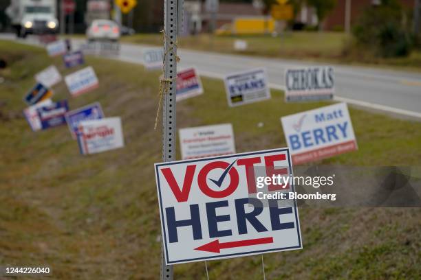 Sign directs voters to a polling location as early voting continues for the midterm elections in Americus, Georgia, US, on Tuesday, Oct. 25, 2022....