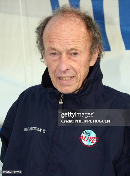 Un des deux skippers du monocoque IMOCA 60 pieds "Great American 3" le canadien Mike Birch pose sur son bateau, le 31 Octobre 2007, au Havre à...