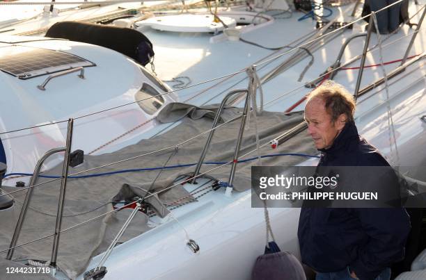 Un des deux skippers du monocoque IMOCA 60 pieds "Great American 3" le canadien Mike Birch pose sur son bateau, le 31 Octobre 2007, au Havre à...