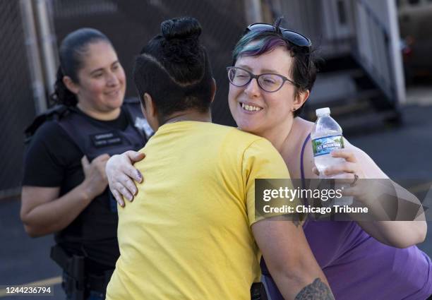 Erica Hungerford abraza a la oficial de policÃ­a de Chicago Phoebe Flores, enlace LGBTQ, despuÃ©s de que pintaron su garaje de Jefferson Park el...