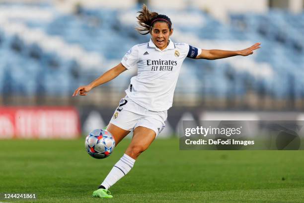 Kenti Robles of Real Madrid controls the ball during the UEFA Women's Champions League group A match between Real Madrid and Paris Saint-Germain at...