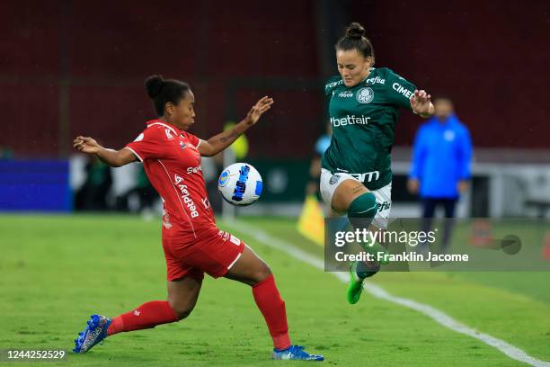 Wendy Natis of America de Cali battles for possession with Camila Martins of Palmeiras during a semi final match of Women's Copa CONMEBOL...