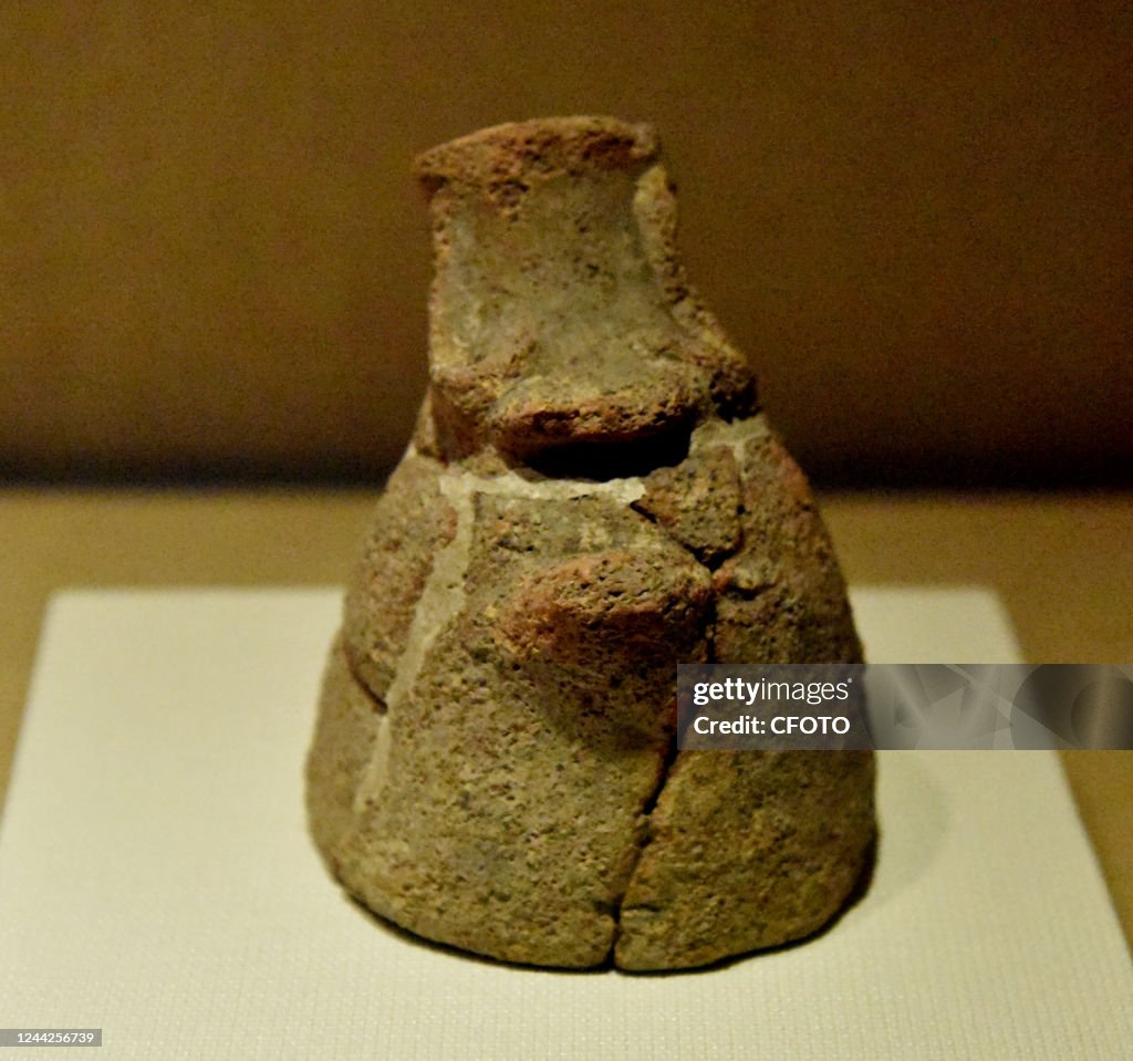Neolithic Stuff HANGZHOU, CHINA - SEPTEMBER 6, 2022 - FILENeolithic pottery unearthed ...