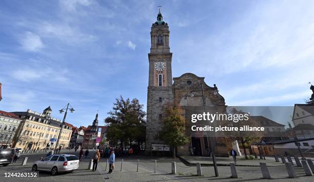 October 2022, Thuringia, Eisenach: A banner with the words "Bachfest Eisenach" hangs above the entrance to the Georgenkirche. The Bach Festival in...