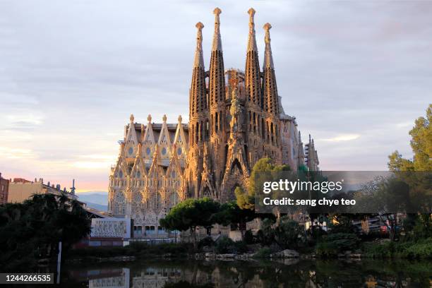 barcelona, sagrada familia - sagrada família stock-fotos und bilder