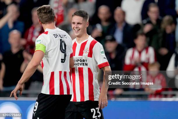 Joey Veerman of PSV celebrates 1-0 with Luuk de Jong of PSV during the UEFA Europa League match between PSV v Arsenal at the Philips Stadium on...