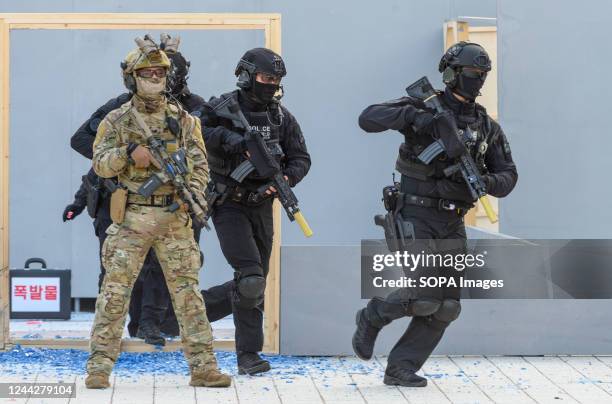 South Korean police Special Operation Unit members and Navy SEAL team member participate during a national comprehensive counter-terrorism training....