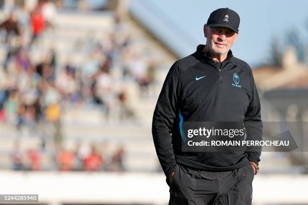 Fiji New Zealander head coach Vern Cotter looks at his players during a training session at the Jean Antoine Moueix stadium in Libourne, on October...