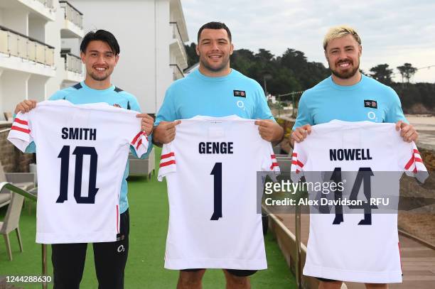 Marcus Smith, Ellis Genge and Jack Nowell pose with England playing shirts showing their names on October 27, 2022 in Saint Peter. England will wear...
