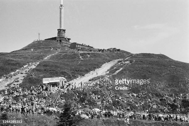 People watch the cyclists riding during the 15th stage of the Tour de France cycling race between Clermont-Ferrand and Puy-De-Dome on July 16, 1983.